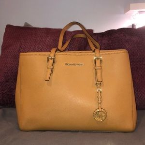Beautiful Michael Kors Jet Set leather tote